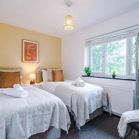 בית נופש Stylish - 5g Wifi - Free Off-road Parking - Sleeps 7