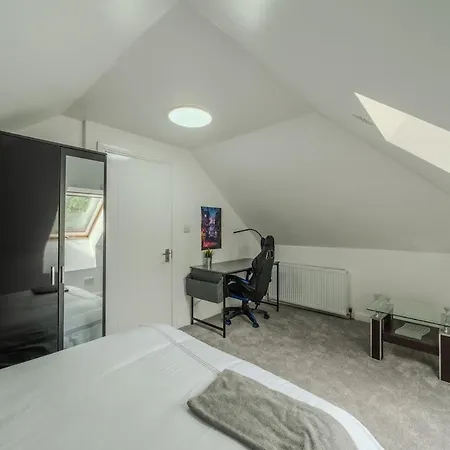 Ferienhaus Modern 4-bed Retreat In Prestwich, Perfect For Weekend Getaways