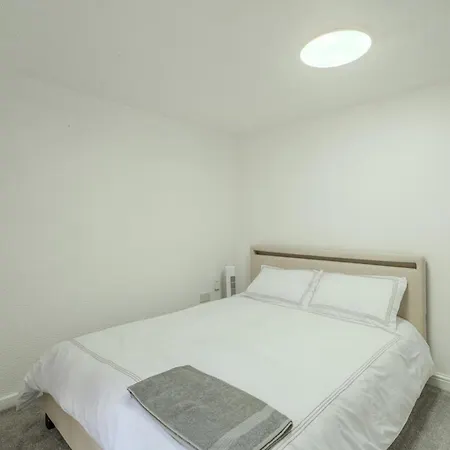 Ferienhaus Modern 4-bed Retreat In Prestwich, Perfect For Weekend Getaways