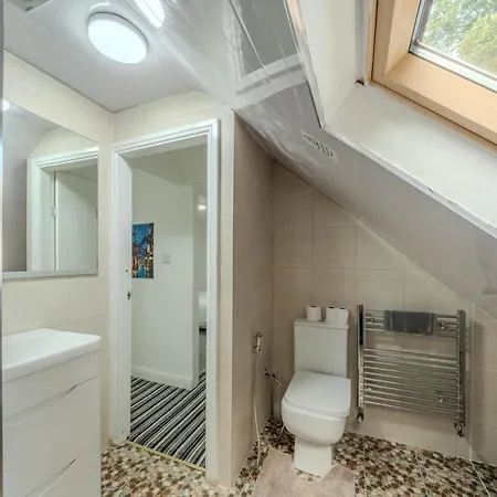 Ferienhaus Modern 4-bed Retreat In Prestwich, Perfect For Weekend Getaways
