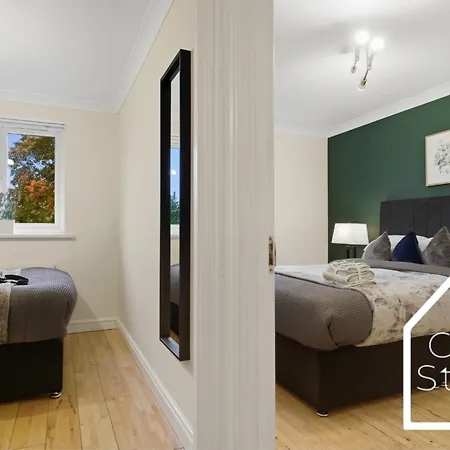 Spacious 4 Bedroom House With Pool Table And Pac-man Games In The Centre