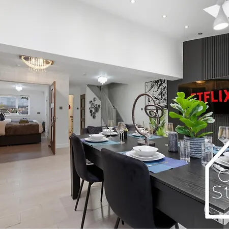 Spacious 4 Bedroom House With Pool Table And Pac-man Games In The Centre Mánchester