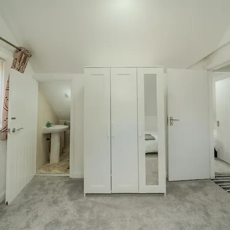 Ferienhaus Modern 4-bed Retreat In Prestwich, Perfect For Weekend Getaways Manchester