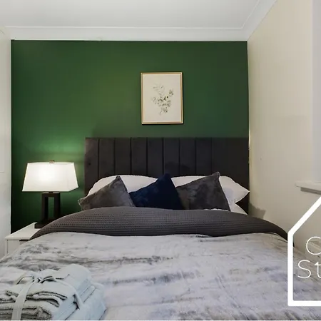 Spacious 4 Bedroom House With Pool Table And Pac-man Games In The Centre Сasa de vacaciones *