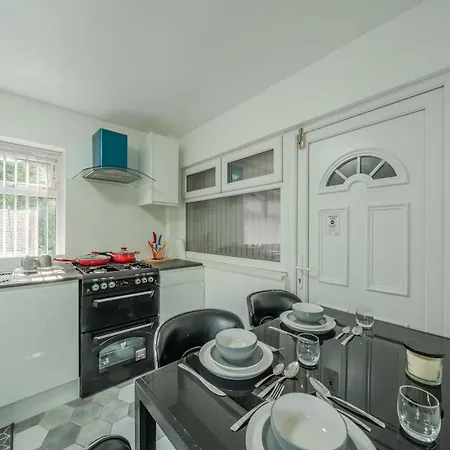 Ferienhaus Modern 4-bed Retreat In Prestwich, Perfect For Weekend Getaways *