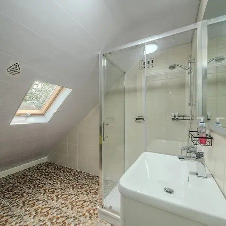 Ferienhaus Modern 4-bed Retreat In Prestwich, Perfect For Weekend Getaways