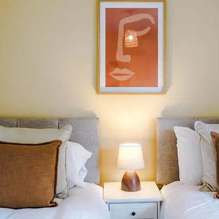 בית נופש Stylish - 5g Wifi - Free Off-road Parking - Sleeps 7