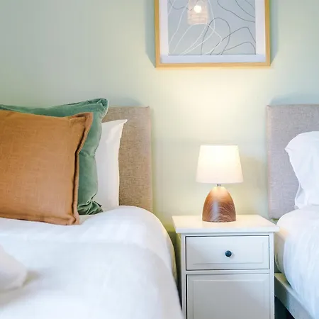 בית נופש Stylish - 5g Wifi - Free Off-road Parking - Sleeps 7 מנצ'סטר