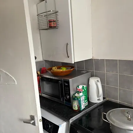 Female&family Single, Double And King Size With Shared Bathroom *