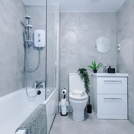 بيت للعطل Modern 3 Bedroom - Driveway Parking For 2 Vehicles, Close To Centre