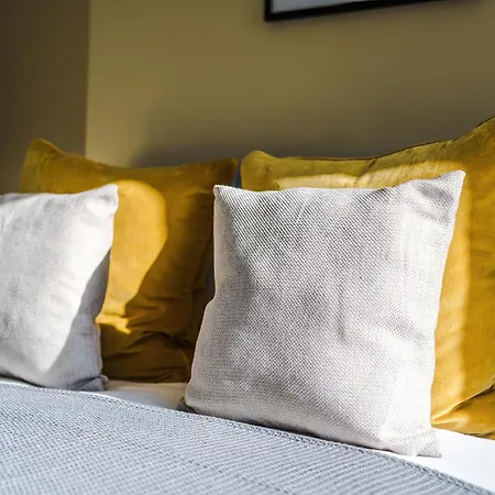 Stylish 3 Bedroom - Free Parking, Smart Tv, Sleeps 8