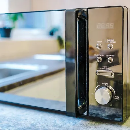 Modern 3 Bedroom - Driveway Parking For 2 Vehicles, Close To Centre