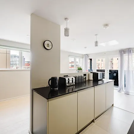 2 Bed Modern Flat, Castlefield, Citycentre, Parking, Self-checkin, Sleeps 4, Balcony, Wifi, Views Διαμέρισμα