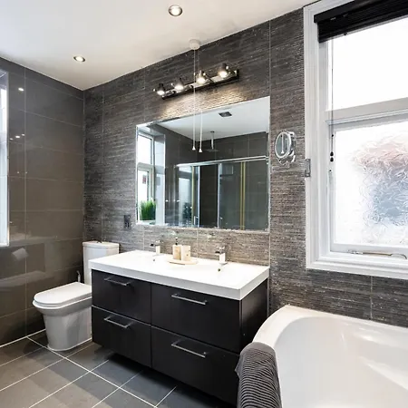Modern 4 Bedroom Victorian Private Detached Close To Villa Manchester
