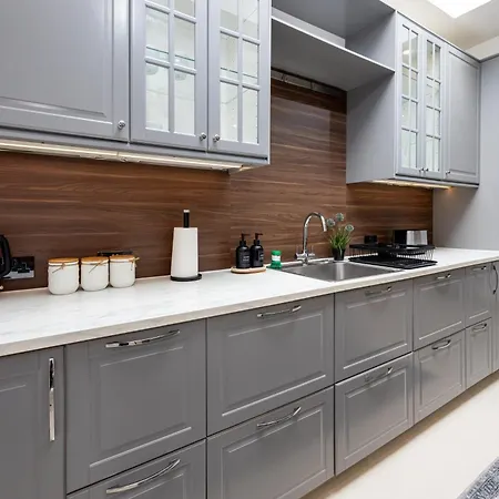 Modern 4 Bedroom Victorian Private Detached Close To