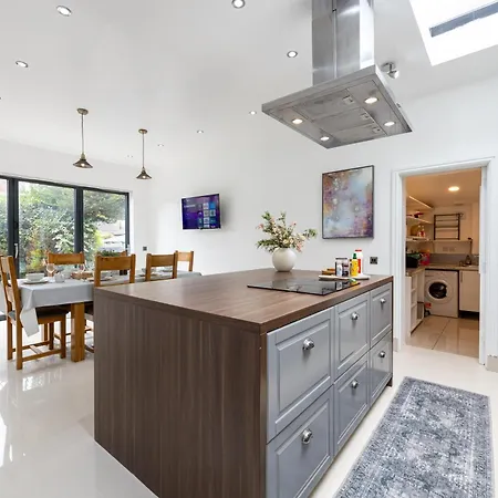 Modern 4 Bedroom Victorian Private Detached Close To Villa *