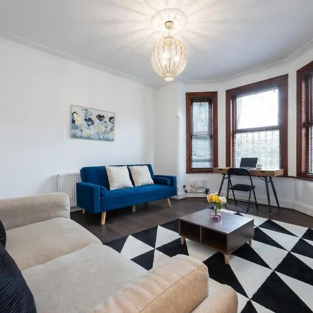 Modern 4 Bedroom Victorian Private Detached Close To Villa *