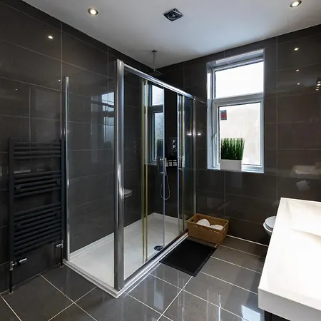 Modern 4 Bedroom Victorian Private Detached Close To Willa *