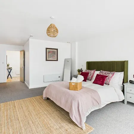 Wild Roses Serviced - Arndale Apartment *