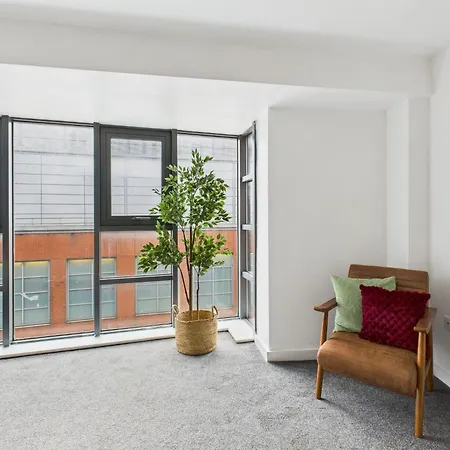 Wild Roses Serviced - Arndale Apartment