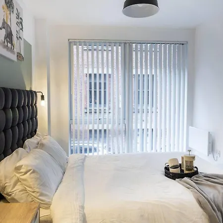 Spacious - - Piccadilly - Local Attractions - Parking