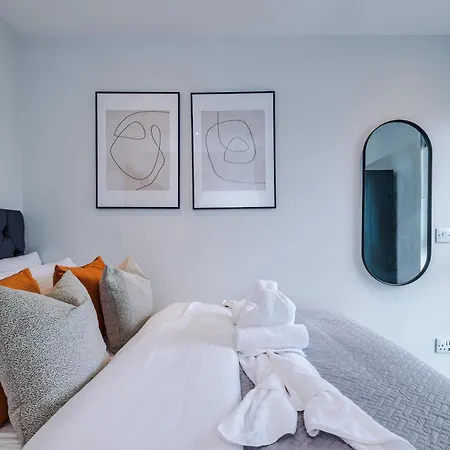 Apartment Modern 2br Parking Great Location & Amenities