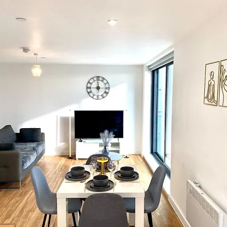 Lux Stylish 2 Bed High Rise With Parking And Balcony *