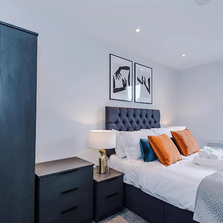 Apartment Stylish 1-bed Fast Wi-fi Easy Access To *