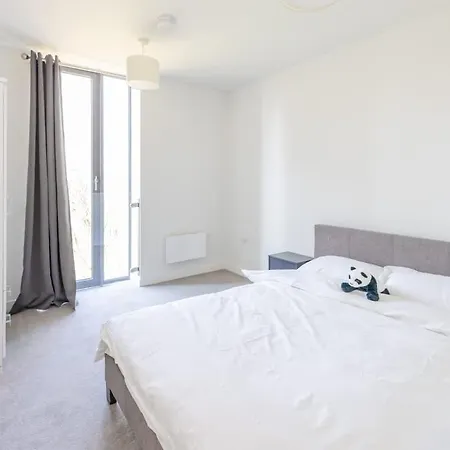 Stylish 3-bed Near Victoria Apartament *