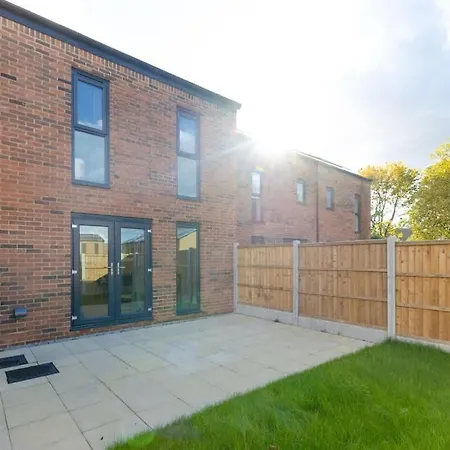 Ferienhaus Joyful Management - A Mordern Semi-detached House With 3 Bedroom Manchester