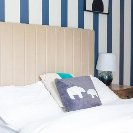 Cozy 2 Bedroom In Quiet M16 Area Prefect For Friends Or Couples Appartement *