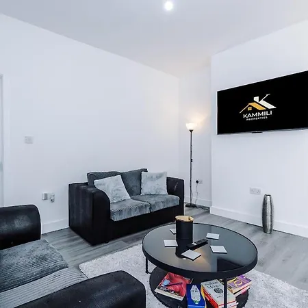 Newly Refurbished 2 Bed House With Free Parking & 15 Mins To Centre By Kammili Manchester