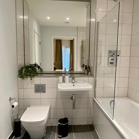 Stylish Townhouse With Parking - Pass The Keys Manchester