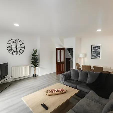 Modern 3-bed Townhouse Centre Free Parking *