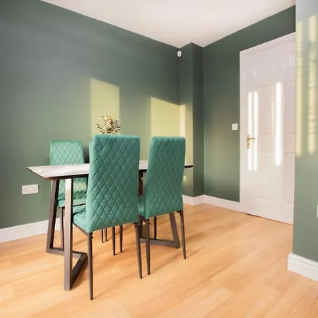 Townhouse Sleeps 14 - Free Parking