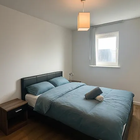 Joyful Group Living 2- Bed Near Piccadilly Apartment *