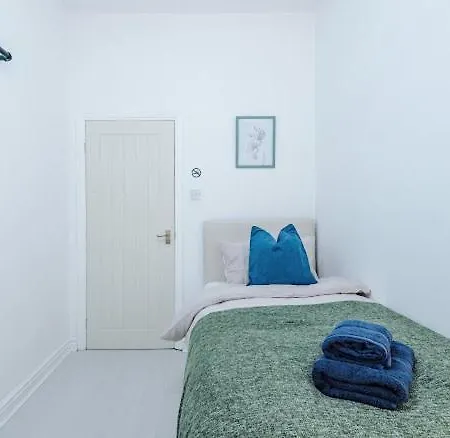 Sleep7, Pool Table, Ttennis, Free Parking, 3br * Manchester