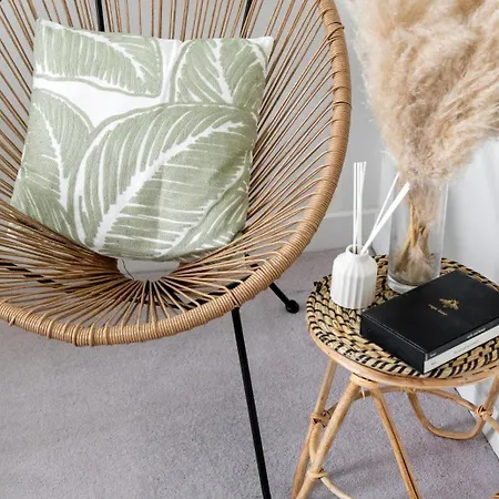 Sleeps 5 In Prime Spot Amenities Walking Distance, Business Long-term Travel, Contractor Friendly Apartment Manchester