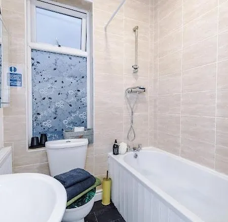 Sleep7, Pool Table, Ttennis, Free Parking, 3br * Manchester