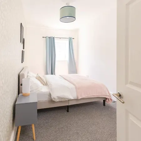 Joyful Management -top Floor With Feel Deco In M16 Manchester