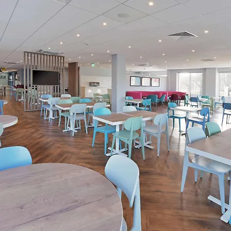 Travelodge Salford Quays Отель 3*