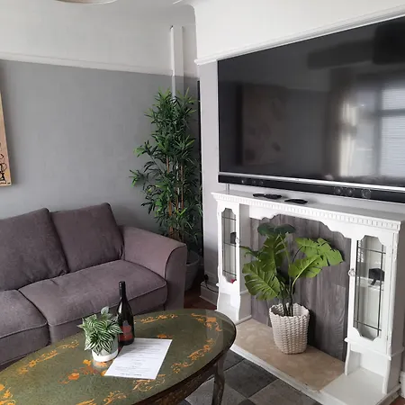 Holiday home Bright 4-bed House 15 Min To Centre Manchester