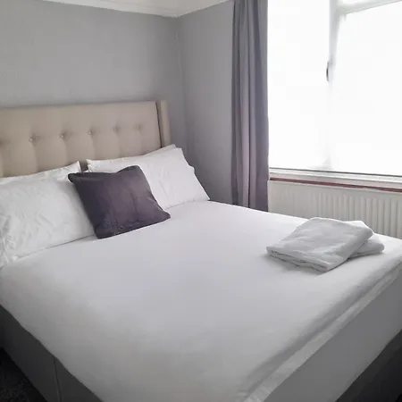 Holiday home Bright 4-bed House 15 Min To Centre Manchester
