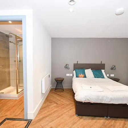 Lovely 3bed Flat In W Security