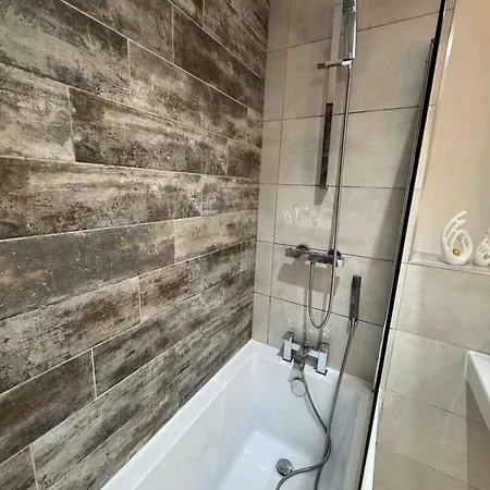 Stylish 2-bed By Cente Appartement