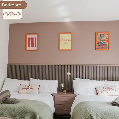 Semesterbostad Modern City-centre | Sleeps 12 | Free Parking