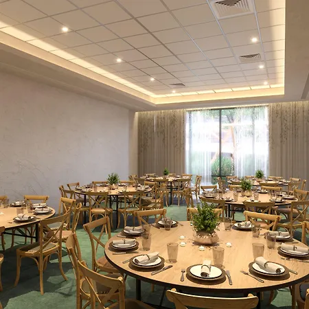 מלון Treehouse 4*