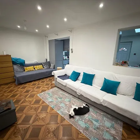 Contemporary Guest With Private Bathroom Near Centre * Manchester