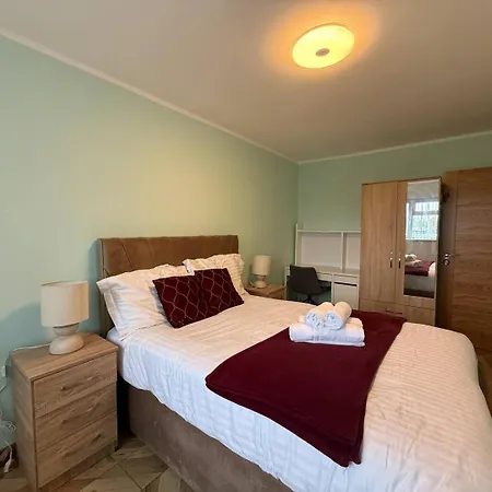 בית נופש Spacious 4br Near Old Trafford Sleeps 7! *