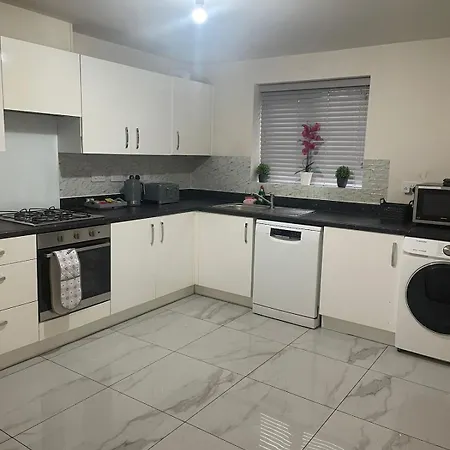 New 4 Bedroom House Sleeps 7, 5mins Etihad, Coop Live, Centre *